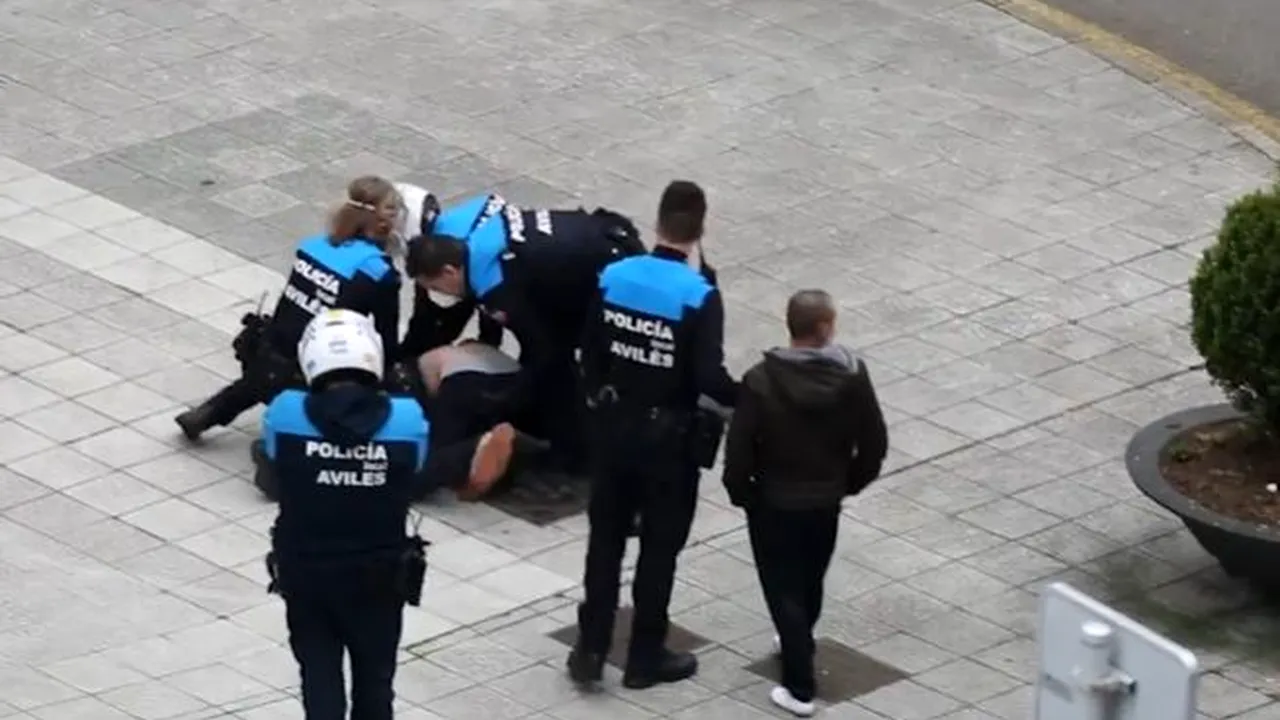 VIDEO. Român arestat în Spania pe stradă, în aplauzele oamenilor care priveau de la balcoane