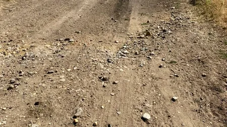Un drum județean de pământ face legătura între Dolj și Mehedinți. Ce spun autoritățile locale despre această situație