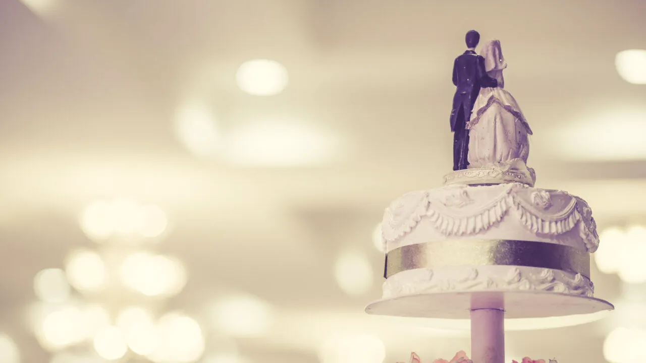 Doi suceveni au fost jefuiți de aproape 18.000 de euro, bani strânși la nuntă. „Mai aveam de plătit prăjiturile, chiria la sală, dar și niște datorii”