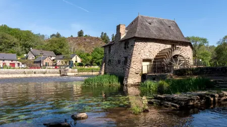 Un cuplu francez a cumpărat o bijuterie de chițimie în mijlocul unui râu. Surprizele au fost pe măsură