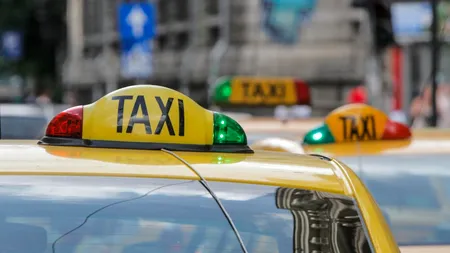 Ce a făcut un taximetrist din Slatina după ce a găsit o borsetă plină cu bani pe bancheta din spate a mașinii. O uitase un batrân de 97 de ani, iar în interior se afla o mică avere