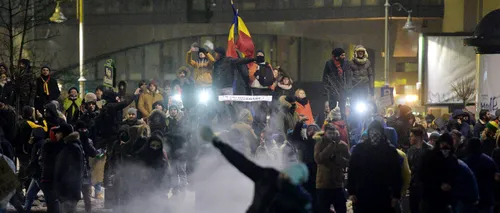Incidente în Piața Universității. Un grup de protestatari a rupt cordonul de jandarmi 