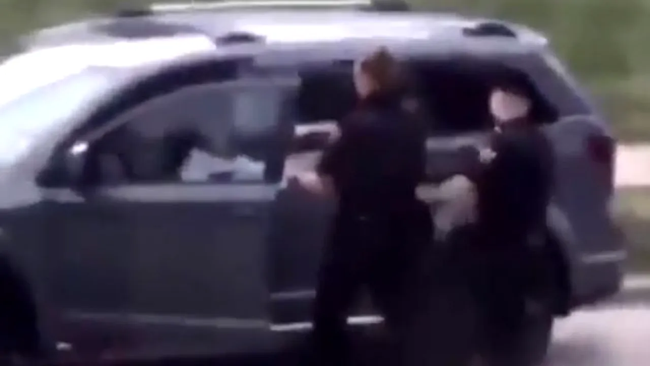 Nou val de proteste: Un bărbat de culoare a fost împușcat în spate de polițiști, în mod repetat, de față cu copiii săi (VIDEO)