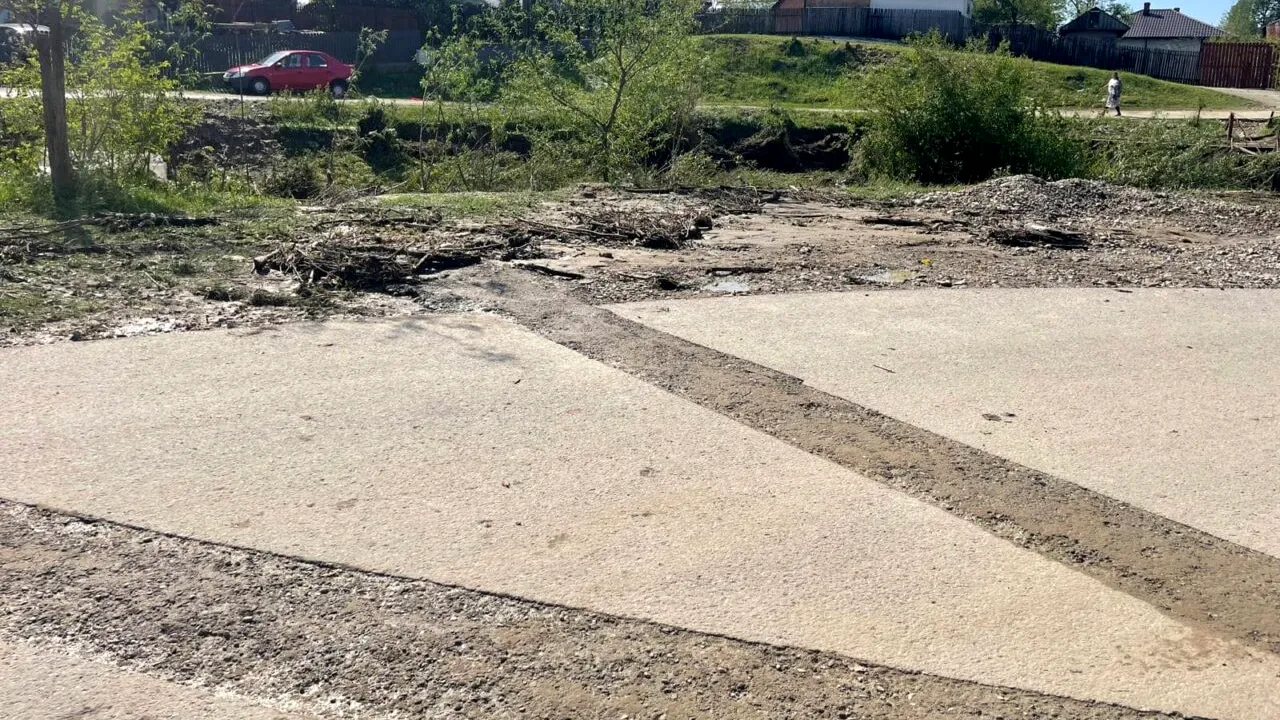 Prefectura Prahova cere verificarea modului în care s-au efectuat lucrările de gaze la Slănic, în contextul străzii surpate (Galerie FOTO)