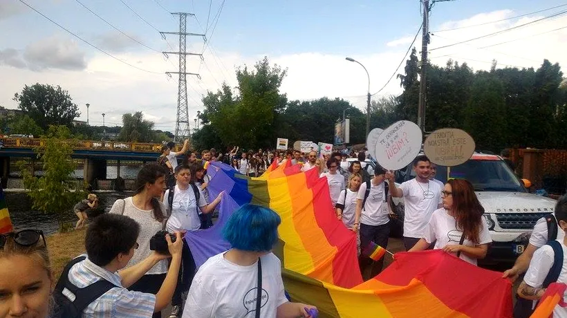 Peste 500 de oameni cer, la Cluj, într-un marș pentru drepturile LGBT, o lege a parteneriatului civil 