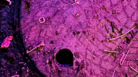 PERICOL de incendiu și explozie pe strada Popa Tatu din București. Capacul de branșament amplasat pe trotuar scapă gaze