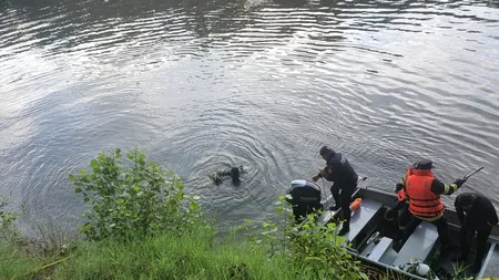 O maşină cu trei bărbaţi a căzut în Dunăre. Unul s-a salvat, ceilalți doi sunt căutați de scafandri