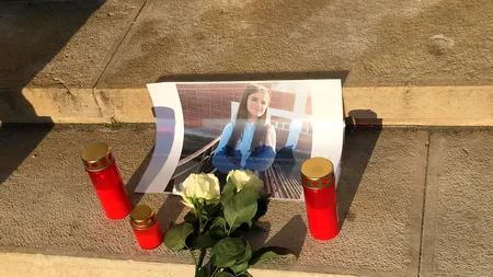 Cazul adolescentelor dispărute | Protest tăcut în fața Ministerului de Interne față de cazul celor două adolescente dispărute - FOTO / VIDEO
