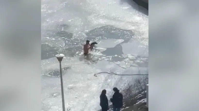 Un tânăr din Dej a sărit în apa înghețată a unui lac pentru a salva un câine