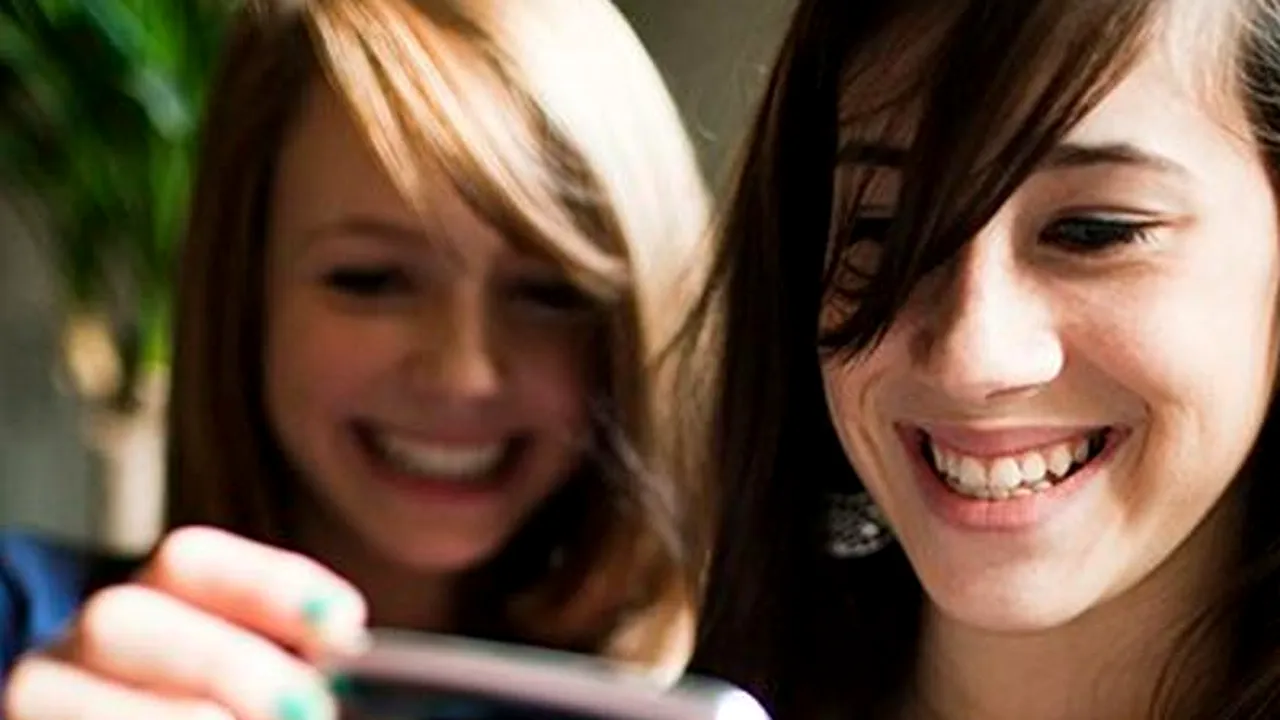 Fără iPhone sau Galaxy la ore. Proiect de regulament pentru elevi