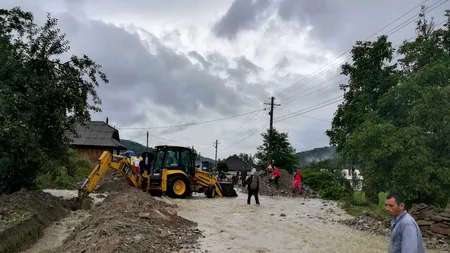 SUTE de curți, subsoluri, locuințe și drumuri, INUNDATE în județul Neamț. Podul dintr-o localitate a fost DISTRUS