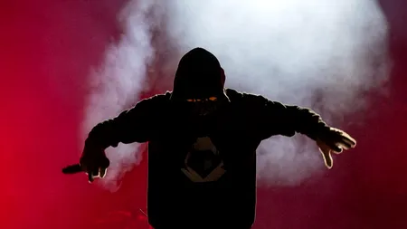 Un cântăreț faimos din Republica Moldova, surprins într-o postură neobișnuită pe SCENĂ