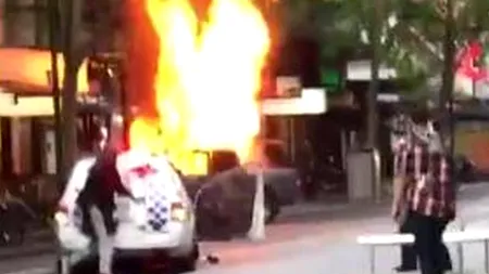 Cel puțin UN MORT, după ce un bărbat a intrat CU MAȘINA într-un mall din Melbourne și a înjunghiat mai multe persoane