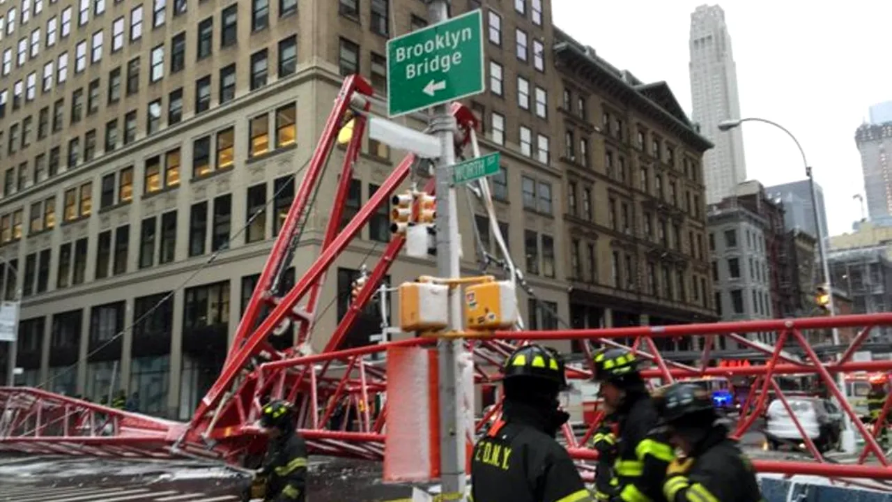 Cel puțin un mort după prăbușirea unei macarale pe un bulevard din New York