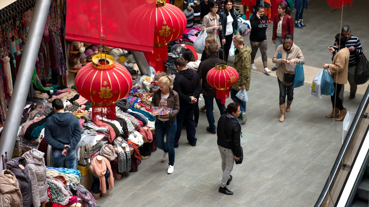 Noi descinderi la Dragonul Roșu. Ce nereguli verifică Oficiul de Imigrări în complexul comercial