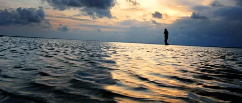 Ce s-a întâmplat cu un preot care a încercat să-i convingă pe credincioși că poate să meargă pe apă