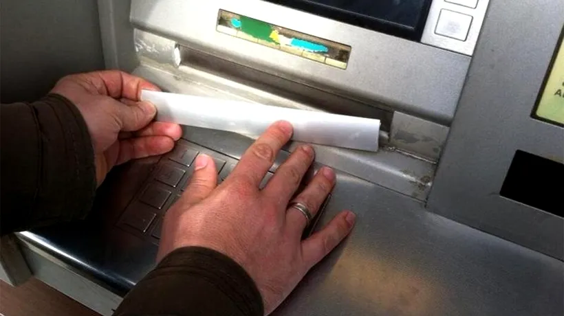 Ce e metoda „Furculița” | Cum fură hoții bani din bancomatele din România. Specialiștii au rămas fără cuvinte