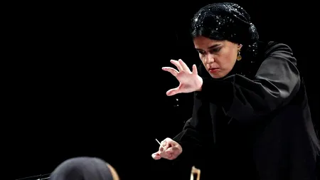 Moment istoric. Prima femeie din Iran care dirijează o orchestră simfonică