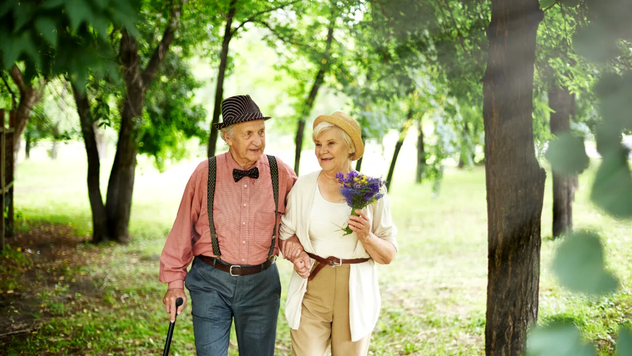 Mersul pe jos îți poate PRELUNGI viața. Câți ani în plus vei putea petrece alături de cei dragi