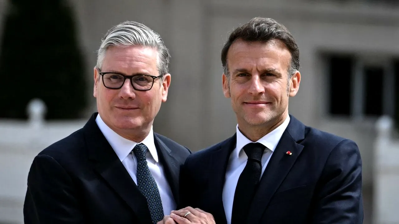Starmer și Macron, acuzați de un oficial senior european că se prefac „relevanți” în planul „Strâmtoarea Ormuz”