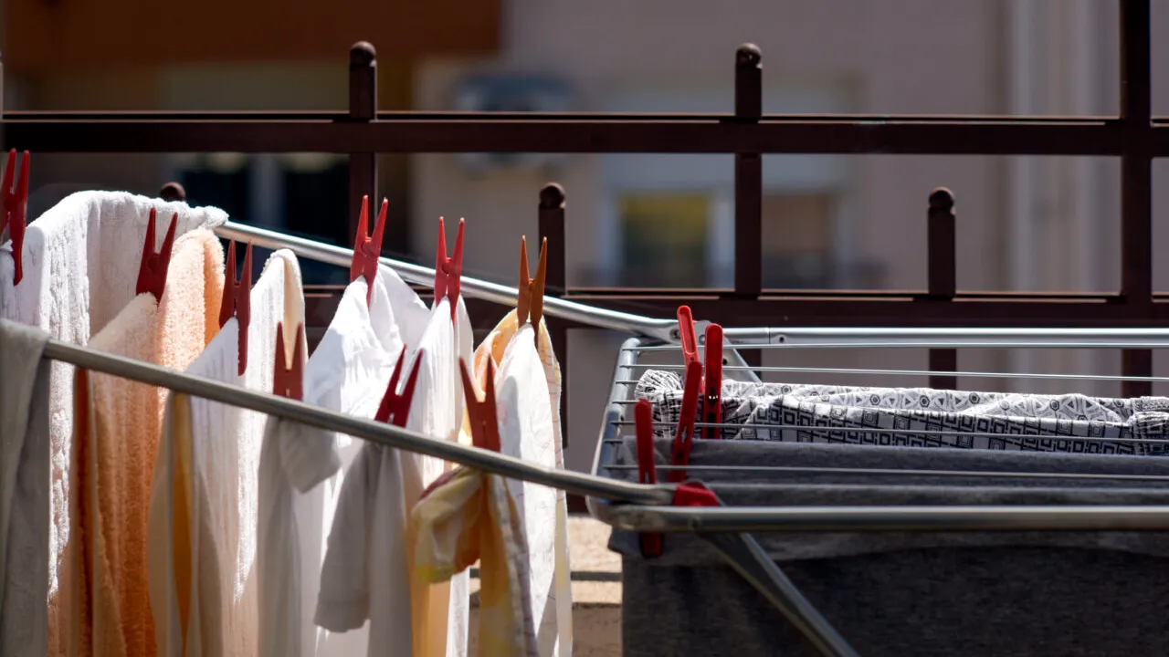 Metoda NORVEGIANĂ de a usca hainele când afară plouă sau este frig. Este cea mai rapidă și utilă