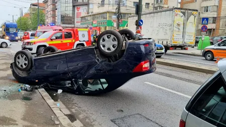 Femeie lovită pe trotuar de o mașină care s-a răsturnat după impactul cu un alt autoturism