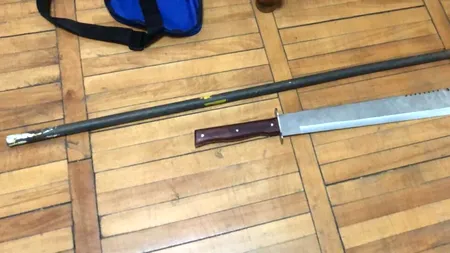 O familie a fost atacată cu o macetă și o rangă de tânărul cu care se judeca, chiar în fața Tribunalului Galați. Cum au reacționat forțele de ordine