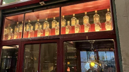FOTO | O poză cu I.L. Caragiale este imaginea unui cunoscut bar din Barcelona. Amalia Enache: „Au vrut ceva cu iz estic, explică ei”. Reacția unei turiste din România