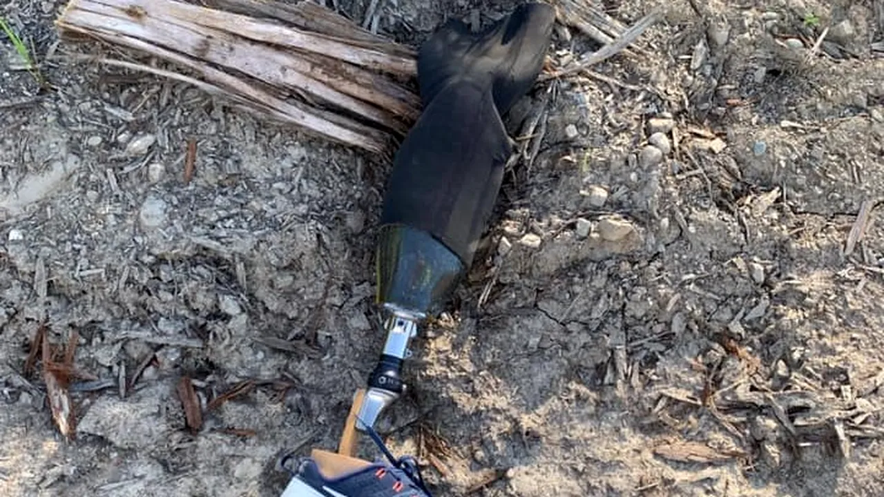 Un bărbat și-a pierdut piciorul protetic în timp ce făcea o săritură cu parașuta. Cum a reușit să-l găsească - FOTO