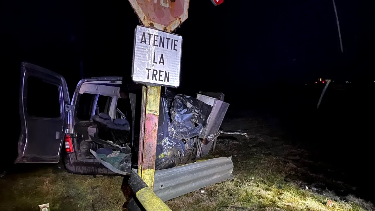 Autoturism lovit de tren, în județul Ialomița. Salvatorii au găsit două persoane în interiorul mașinii