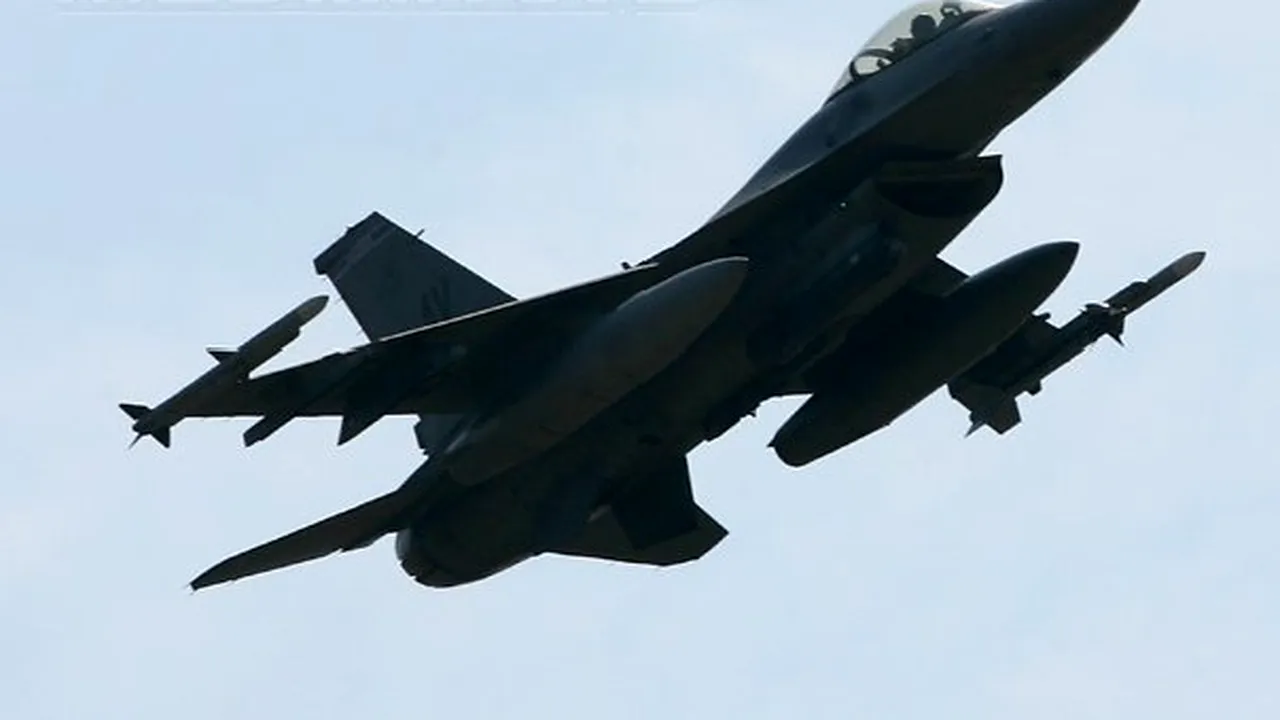 Un avion militar s-a prăbușit în Franța. Pilotul și copilotul au reușit să se catapulteze