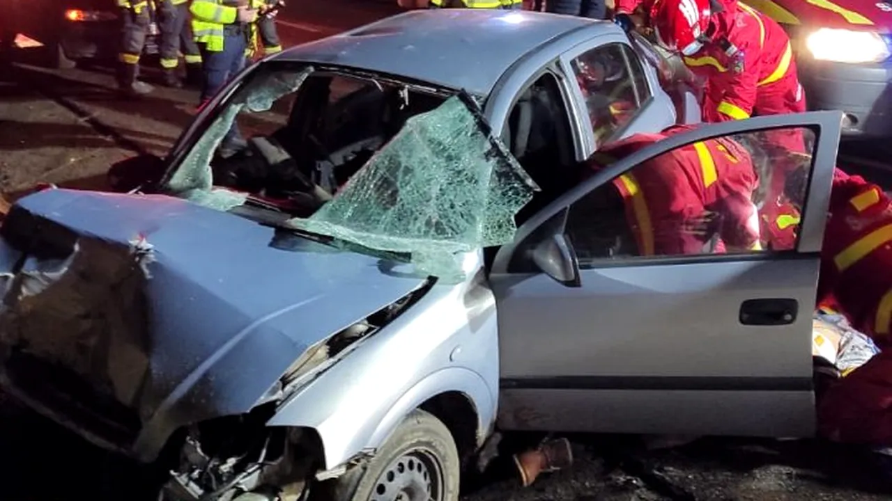 FOTO | O persoană a murit și alte patru au fost rănite după impactul a două autoturisme, pe un drum din județul Mureș