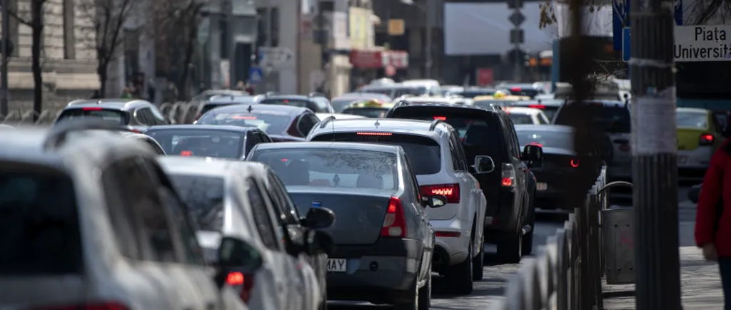 REACȚIA unui turist italian la maşinile oprite la un semafor din Bucureşti: „Sunt mai multe BMW-uri decât în Germania”