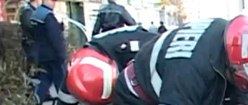 Imagini din Baia Mare: cinci pompieri se luptă cu răngile să deschidă capota unei mașini, după ce o doamnă a reclamat un fum suspect. VIDEO
