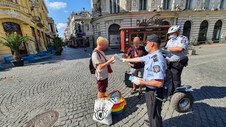 Masca la control în Centrul Vechi: „Hai, bă, nene, lasă-mă. De ce să port mască?” GALERIE FOTO din timpul acțiunii desfășurate de Poliție în zona Lipscani