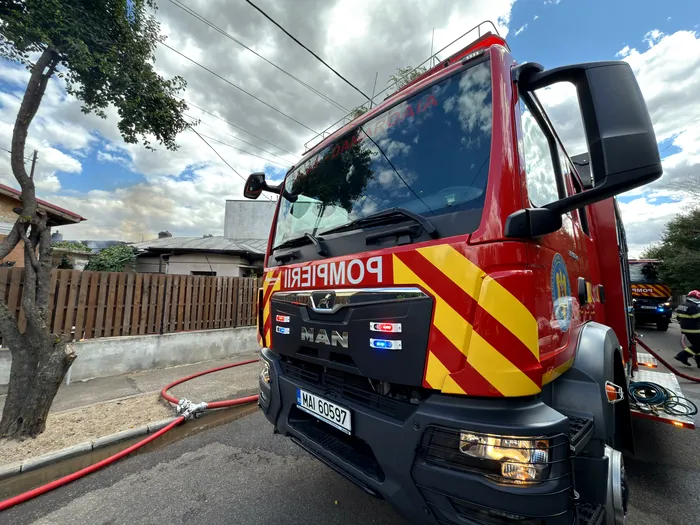 INCENDIU la mai multe locuințe din București. Intervenție în forță a pompierilor / Trei persoane au făcut atacuri de panică