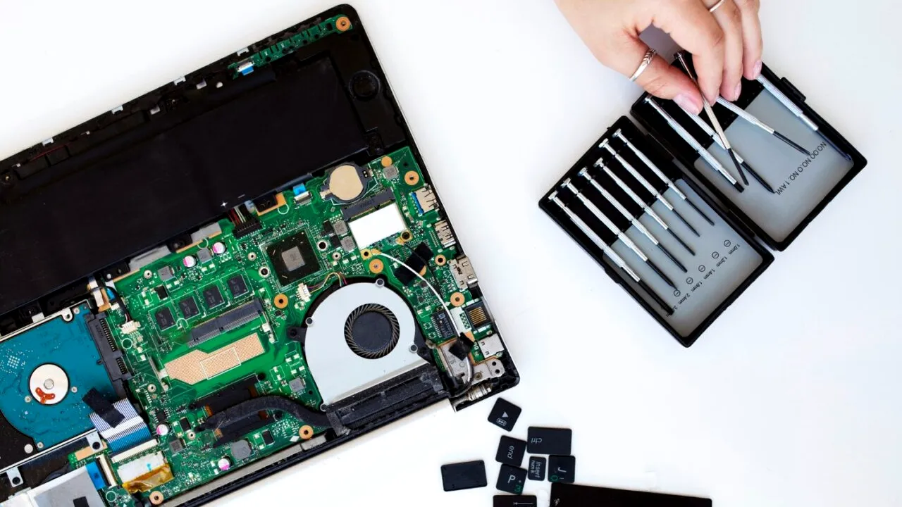 Cum alegi cel mai bun service de laptopuri din București? 10 Pași de urmat (P)