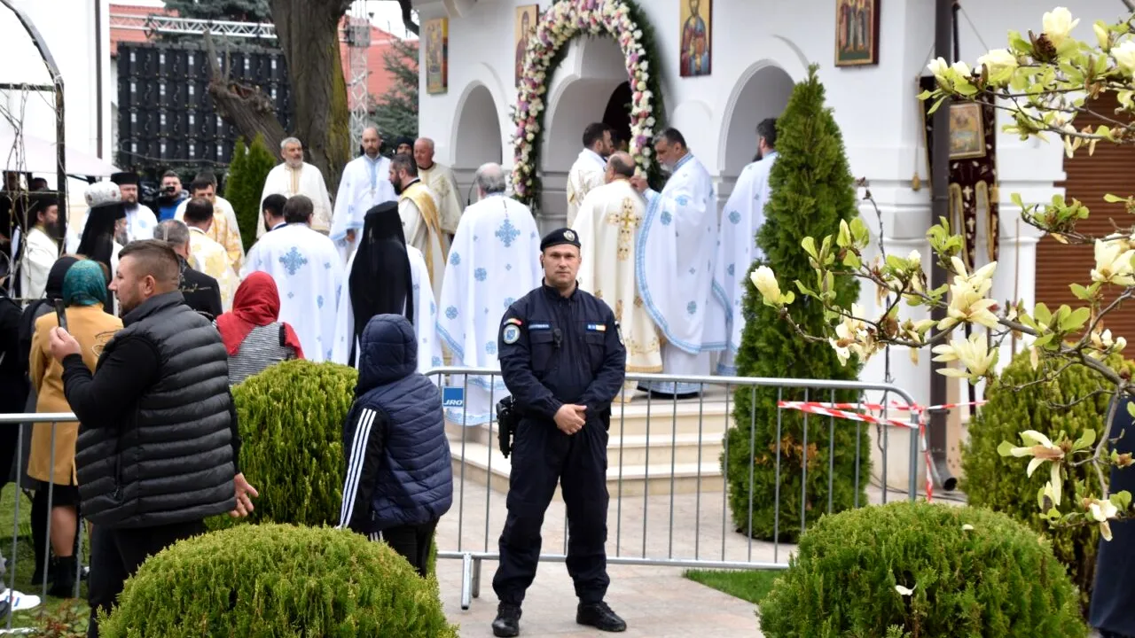Mii de credincioși, la Mănăstirea Ghighiu din Prahova. Se sărbătorește Izvorul Tămăduirii