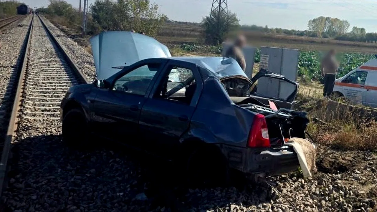 Un bărbat de 55 de ani a MURIT după ce mașina pe care o conducea a fost lovită de un tren de persoane, în județul Dâmbovița