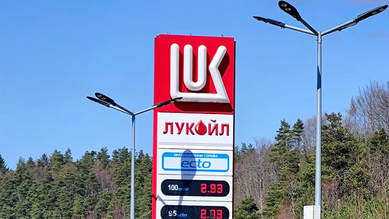 Câți lei costă 1 litru de MOTORINĂ standard în Bulgaria. Imagini realizate de un turist român uluit, într-o benzinărie din Makaza