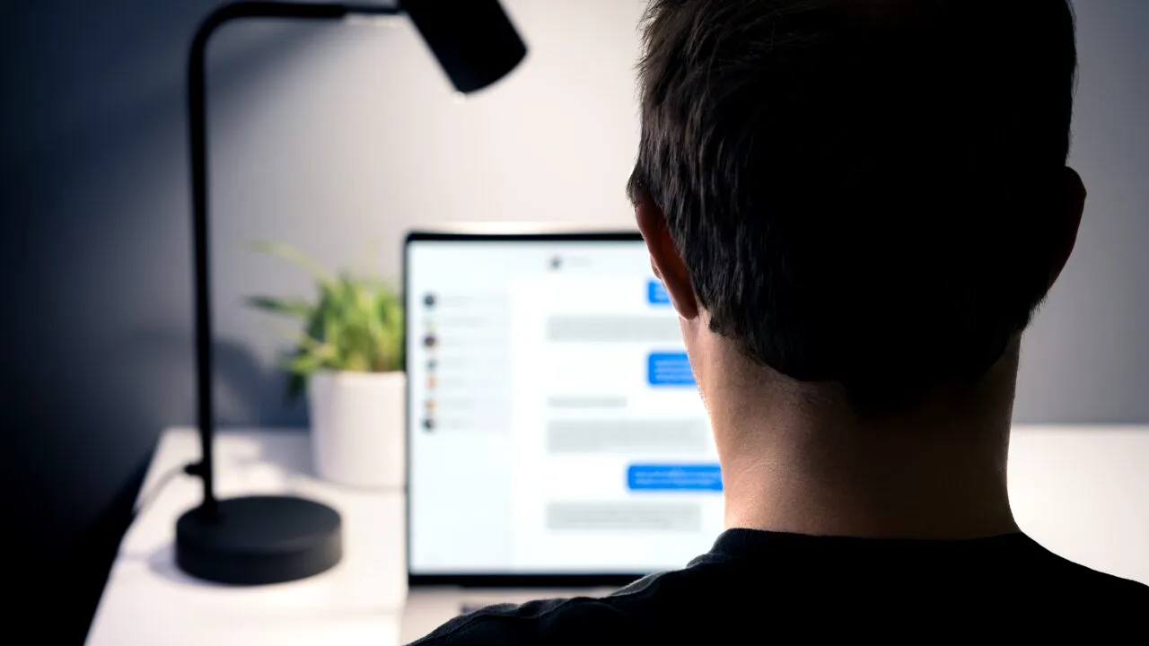 Un taximetrist din Oradea s-a dat drept FEMEIE și a obținut 25.000 de euro de la doi bărbați. Motivul i-a uimit până și pe anchetatori