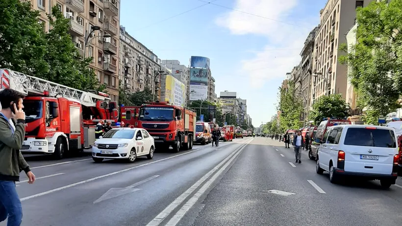 UPDATE | Circulația a fost reluată pe Bulevardul Magheru după dificultățile din trafic cauzate de intervenția pompierilor la stația de metrou