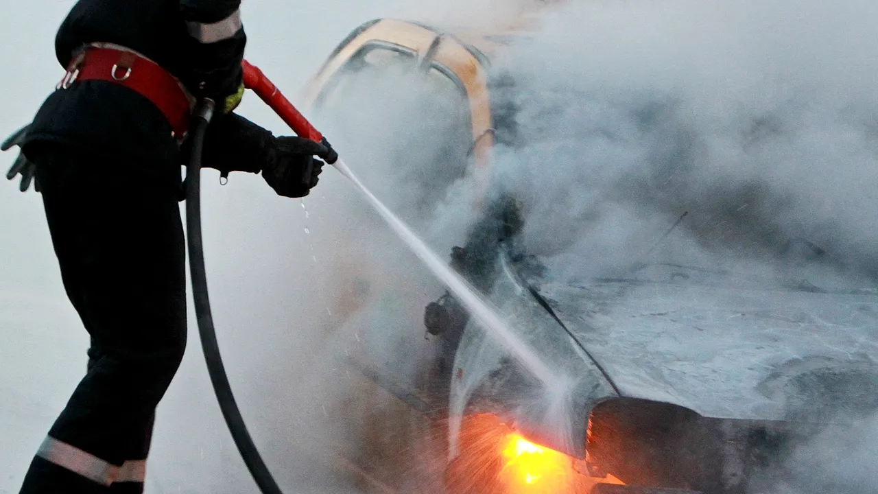 Trei bărbați care mergeau la vânătoare au ajuns la spital după ce mașina cu instalație GPL în care se aflau a luat foc