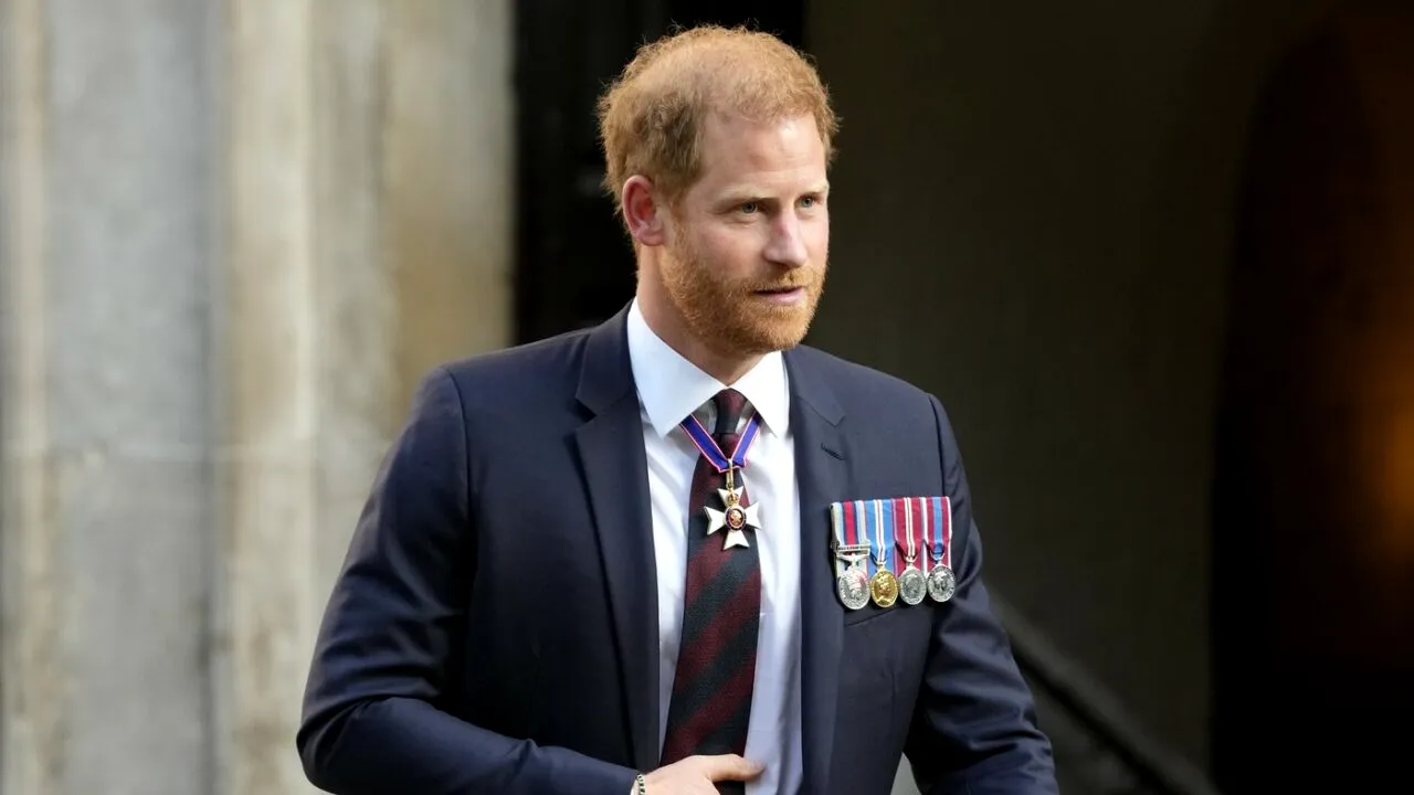 Zvon scandalos: Prințul Harry nu ar fi fiul biologic al Regelui Charles din cauza părului roșcat, o trăsătură rară în familia regală britanică