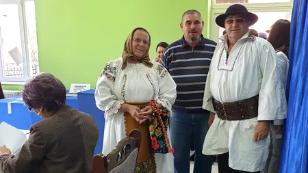 Votanți în costume populare la Bistrița-Năsăud: Aleșii să îi reprezinte pe români - VIDEO / FOTO