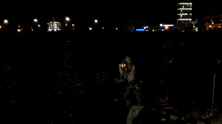 Mii de constănțeni au primit Lumina de Paște adusă din largul Mării Negre de Arhiepiscopul Tomisului