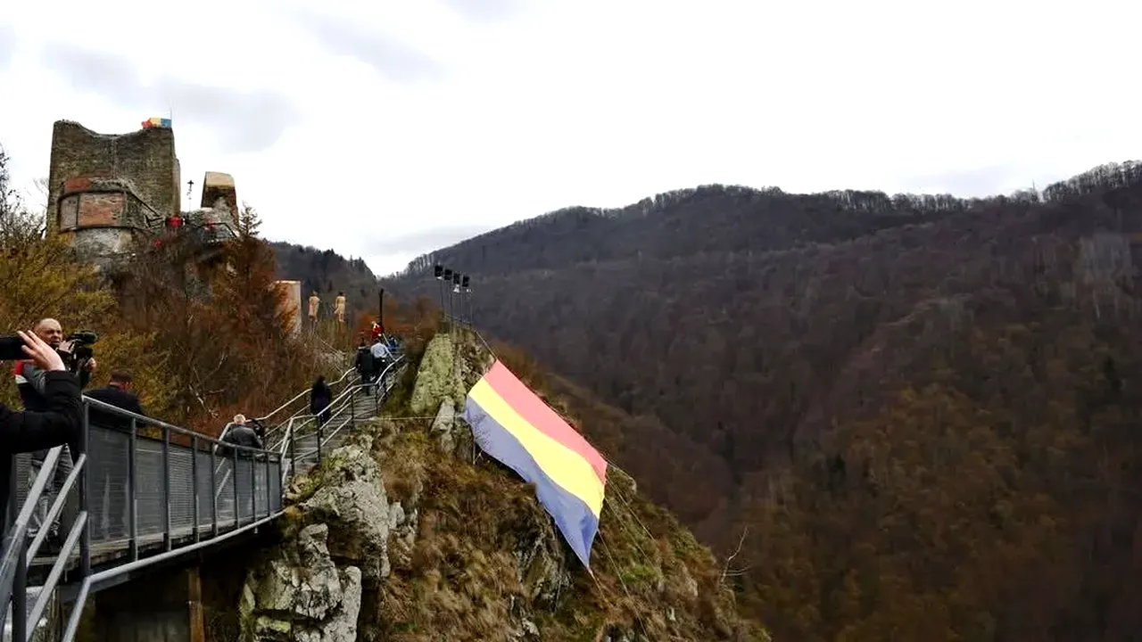 Cel mai important obiectiv turistic din Argeș, ÎNCHIS din cauza urșilor. Cetatea Poienari va fi securizată /  Animalele au rupt gardul electric