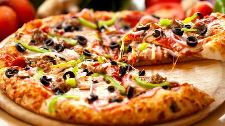 Elevii unei școli din Gorj primesc la MASA DE PRÂNZ pizza și kepab: „E o rugăminte a elevilor și a părinților”