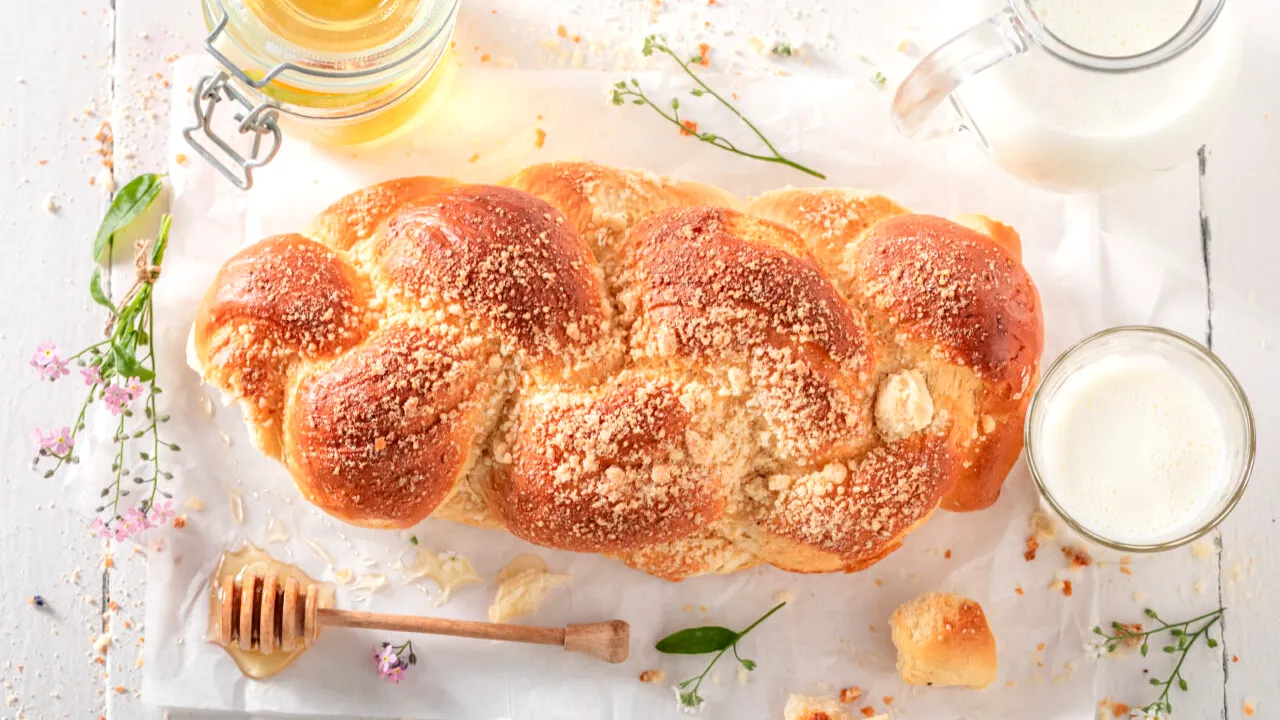 Cozonac pufos cu nucă, după rețeta tradițională. Ingrediente și mod de preparare