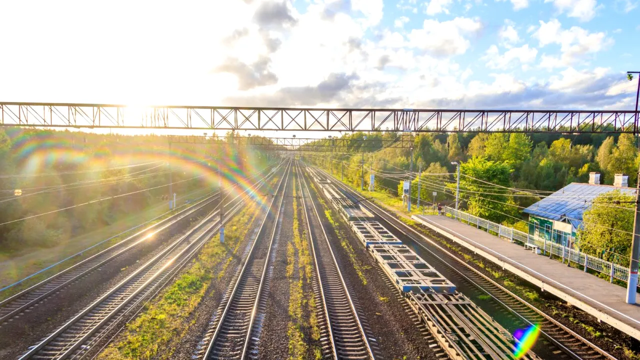 Un vagon al unui tren de marfă a deraiat în staţia Mogoşoaia. A fost blocată circulaţia trenurilor care intră/ies din Pajura, Colentina, Buftea